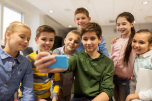 Schulkinder mit Smartphone